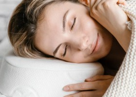 Как правильно выбрать ортопедическую подушку для сна